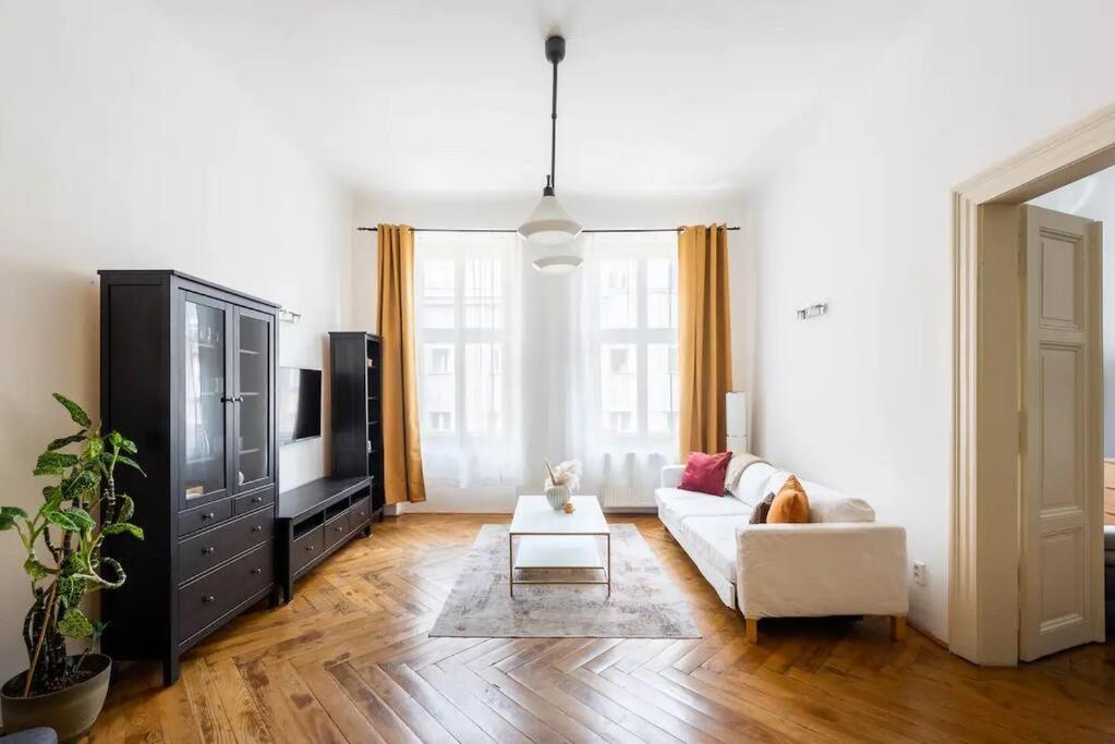 Spacious Apartment With Balcony At Wenceslas Sq Praag Buitenkant foto
