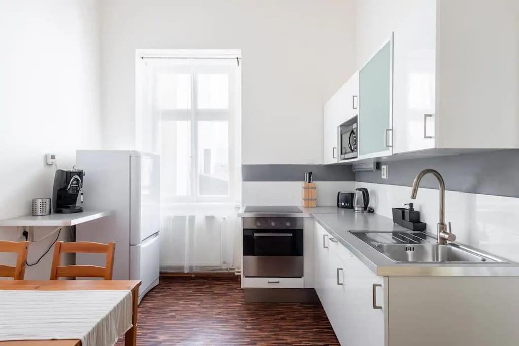 Spacious Apartment With Balcony At Wenceslas Sq Praag Buitenkant foto