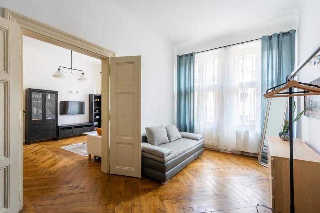 Spacious Apartment With Balcony At Wenceslas Sq Praag Buitenkant foto